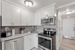 Top of the Gulf 120 - Shore-side Bungalow Sleeps 4 - 4