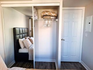 Luxury 2 bedroom Condo Near Square One with Massage Chair - Mississauga - 1