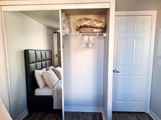 Luxury 2 bedroom Condo Near Square One with Massage Chair - Mississauga - 2