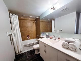 Luxury 2 bedroom Condo Near Square One with Massage Chair - Mississauga - 3