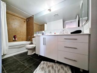 Luxury 2 bedroom Condo Near Square One with Massage Chair - Mississauga - 4
