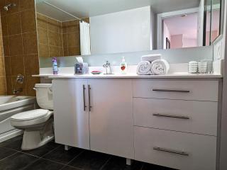 Luxury 2 bedroom Condo Near Square One with Massage Chair - Mississauga - 5
