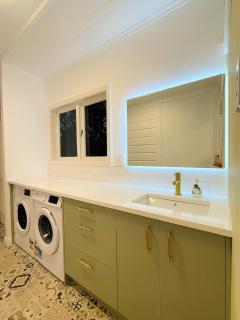 Free Parking,5 minutes to City, bus at the door, 100-year-old building at the foot of Mount Eden Park,unit 1 - 4