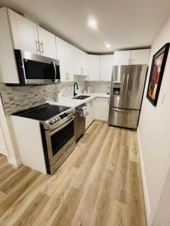 Modern Thorold Apt with Pool Table - 2