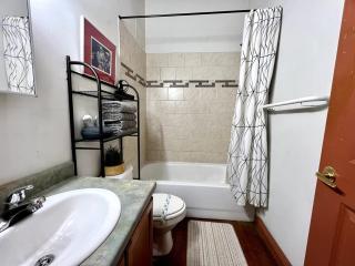 420 Friendly KING suite Downtown LOFT Free Parking & WiFi - 4
