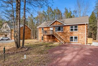 Cozy Cinema Cabin - Hot Tub and More - Blakeslee - 3