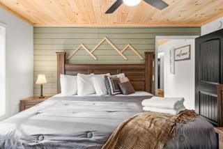 Cozy Cinema Cabin - Hot Tub and More - Blakeslee - 6