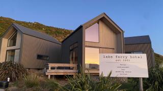 Lake Ferry Hotel Villas - Pirinoa - 6