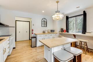 Hot Tub and Game Room Long Pond Getaway! - 2