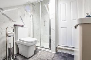 Sleek Gem of London -2 Bedroom Apartment with Parking - Redbridge - 1