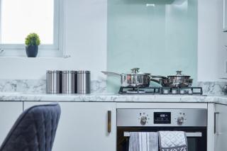 Sleek Gem of London -2 Bedroom Apartment with Parking - Redbridge - 8
