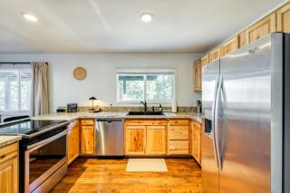 Access to Pine Mountain Lake Family Cabin with Deck - Groveland - 3