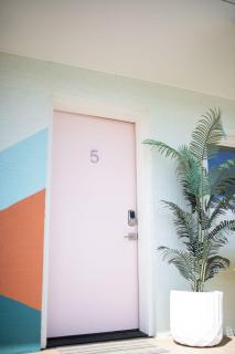 Pretty N Pink Room #5 At The Groovy Nomad Motel - Trenton - 7