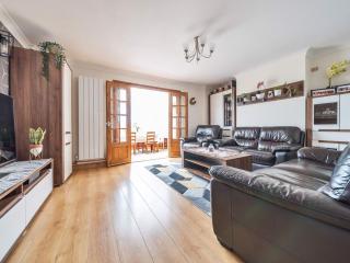 4-Bedroom Villa for 7-9 Guests Family & Group Getaway - Bristol - 0