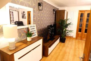 4-Bedroom Villa for 7-9 Guests Family & Group Getaway - Bristol - 4