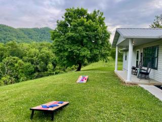 3 bedroom Smoky Mountain farmhouse- dog friendly! - Sevierville - 8