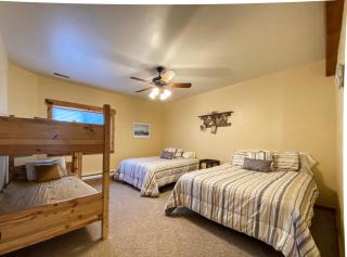 Bear Ridge Lodge, Sleeps 20 - Garden City - 6