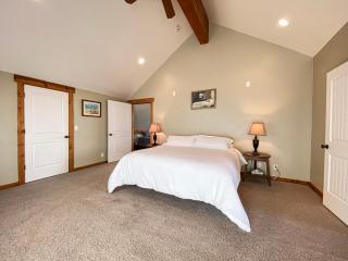 Bear Ridge Lodge, Sleeps 20 - Garden City - 5