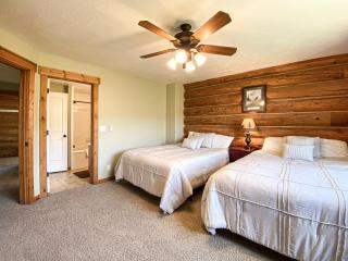 Bear Ridge Lodge, Sleeps 20 - Garden City - 3