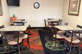 Super 8 by Wyndham Cozad - 1