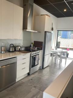 Close to City, Ferry with great views and free park - Wellington - 1