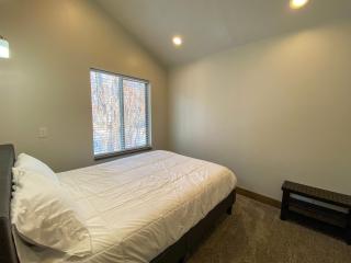Bear Foot Beach House-Beautiful Views on the Lake - Garden City - 5