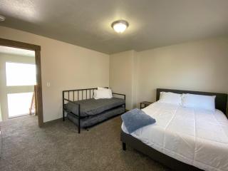 Bear Foot Beach House-Beautiful Views on the Lake - Garden City - 4