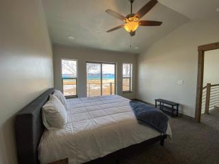 Bear Foot Beach House-Beautiful Views on the Lake - Garden City - 3