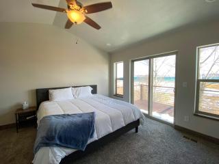 Bear Foot Beach House-Beautiful Views on the Lake - Garden City - 2