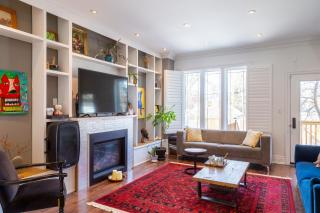 Beautiful 3BR House in the Heart of Greek Town - 1