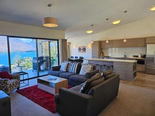 Stunning Views - Queenstown Townhouse - 5