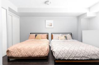 Two Story Loft w 2 beds close to Lakeshore - 0