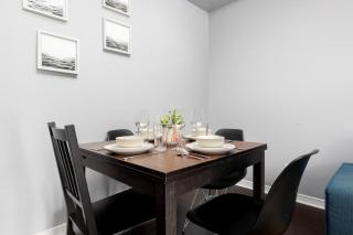 Two Story Loft w 2 beds close to Lakeshore - 8