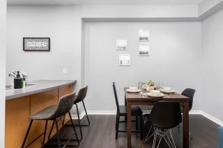 Two Story Loft w 2 beds close to Lakeshore - 5