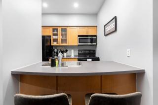 Two Story Loft w 2 beds close to Lakeshore - 4