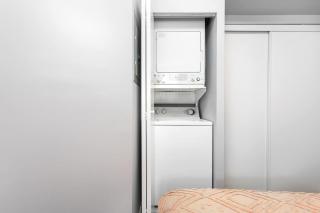 Two Story Loft w 2 beds close to Lakeshore - 1