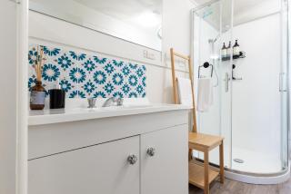 Charming Inner City Stay with parking & wifi - 5