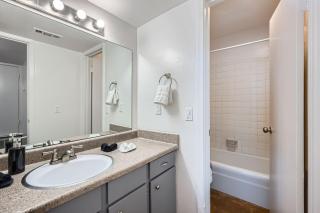 Your Airy King Suite Getaway - Sleeps 4 - Pool, Prkg - Austin - 8