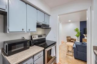 Your Airy King Suite Getaway - Sleeps 4 - Pool, Prkg - Austin - 2