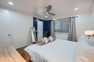 Your Airy King Suite Getaway - Sleeps 4 - Pool, Prkg - Austin - 1