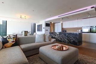 Paradise in Camps Bay, Luxury Villa with Pool and Views - 9