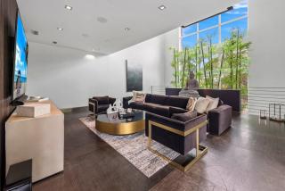 Luxury Miami Villa with Large Pool & BBQ, Perfect Getaway! - 2