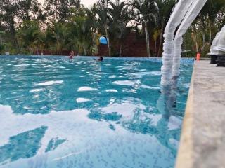 Poolside Oasis - Somvārpet - 6