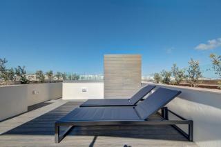 Kuya -Private 2BR Penthouse with Pool & Sunbeds By JL - Is-Swieqi - 2