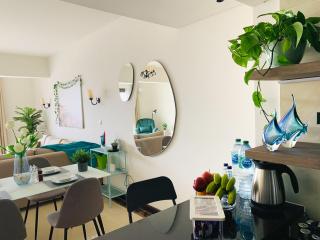 Adorable Sunny Apartment with Free Pool and Mall Access - 8