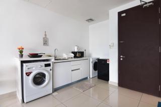 Chic Trefoil Studio Steps from Setia City Mall & SCCC - 6