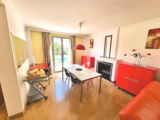 Stunning Home with Outdoor Swimmingpool, 4 Bedrooms and Wifi - 2