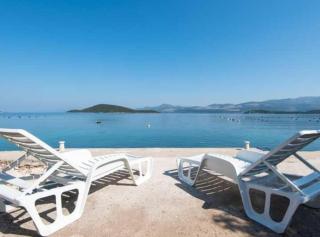 Spacious and Cozy Seafront Apartments - Putniković - 0