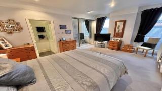 Beautiful 4 Bedroom Flat - 9