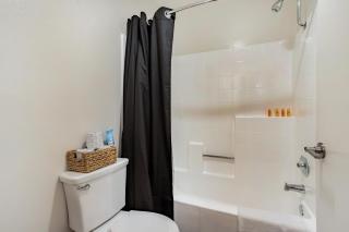 Style, Peace, Comfort in N Hollywood Next to Burbank Free Indoor Parking and Wifi - 4